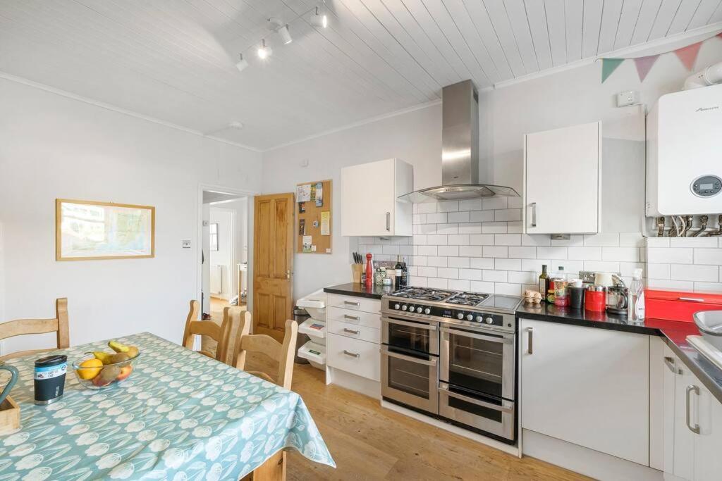 Manacles - Spacious Flat Near Beach With Sea Views & Parking 팰머스 외부 사진