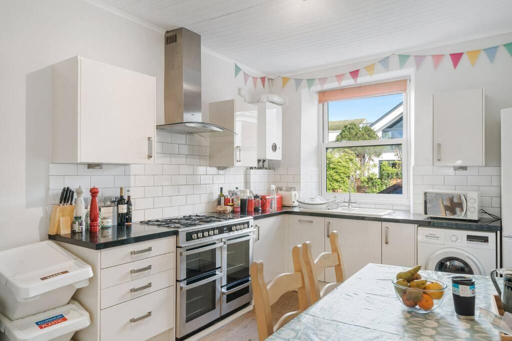 Manacles - Spacious Flat Near Beach With Sea Views & Parking 팰머스 외부 사진