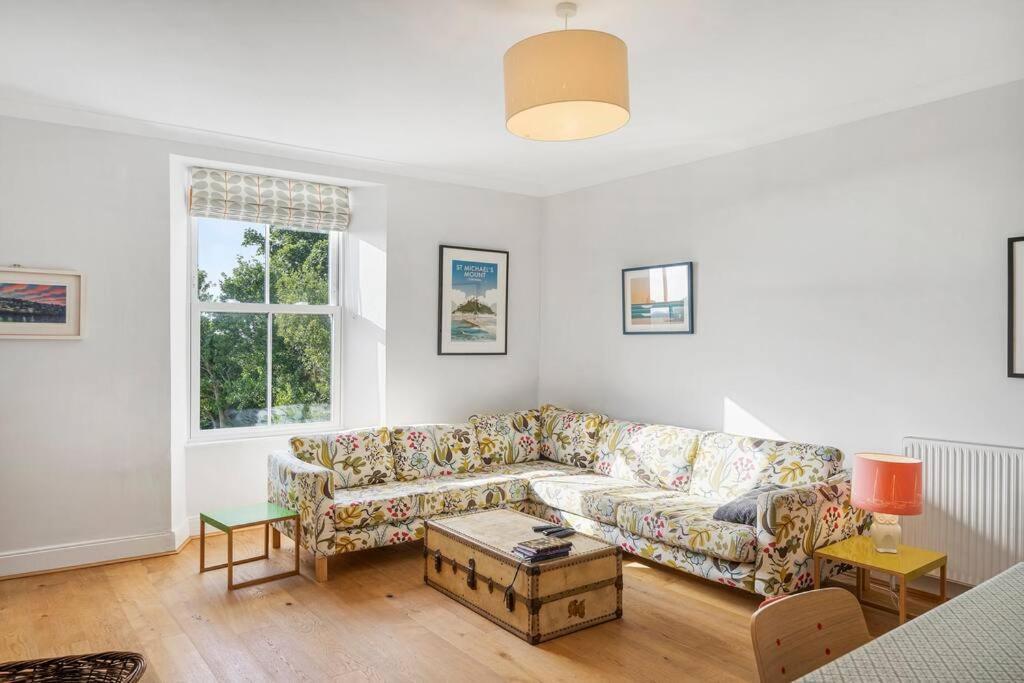 Manacles - Spacious Flat Near Beach With Sea Views & Parking 팰머스 외부 사진