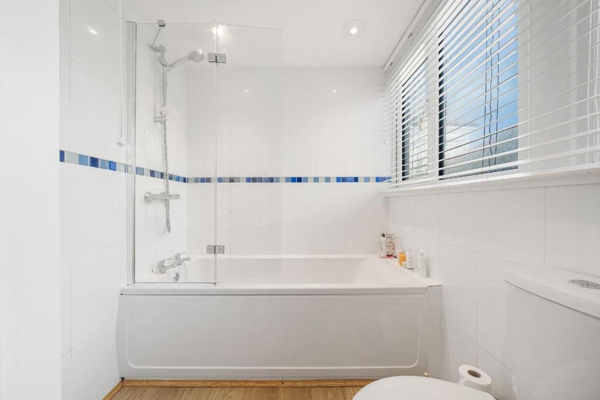 Manacles - Spacious Flat Near Beach With Sea Views & Parking 팰머스 외부 사진